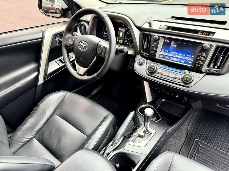Позашляховик / Кросовер Toyota RAV4 2017 в Дніпрі