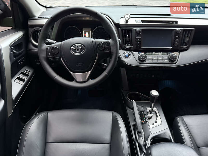 Позашляховик / Кросовер Toyota RAV4 2017 в Дніпрі