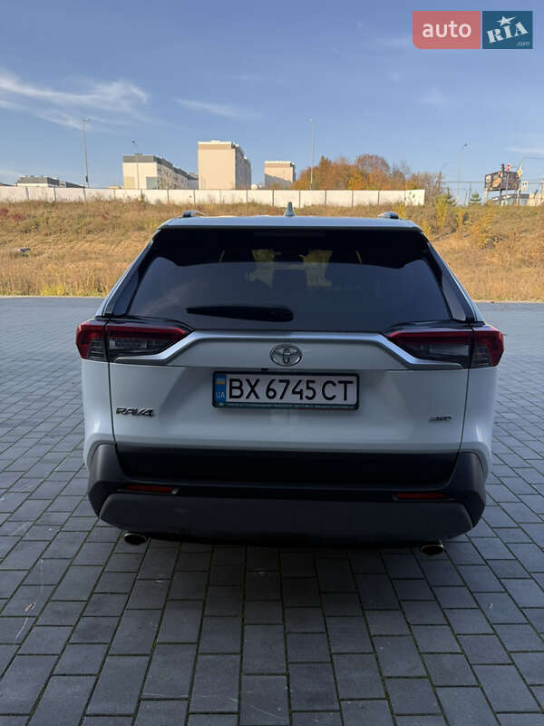 Внедорожник / Кроссовер Toyota RAV4 2021 в Хмельницком