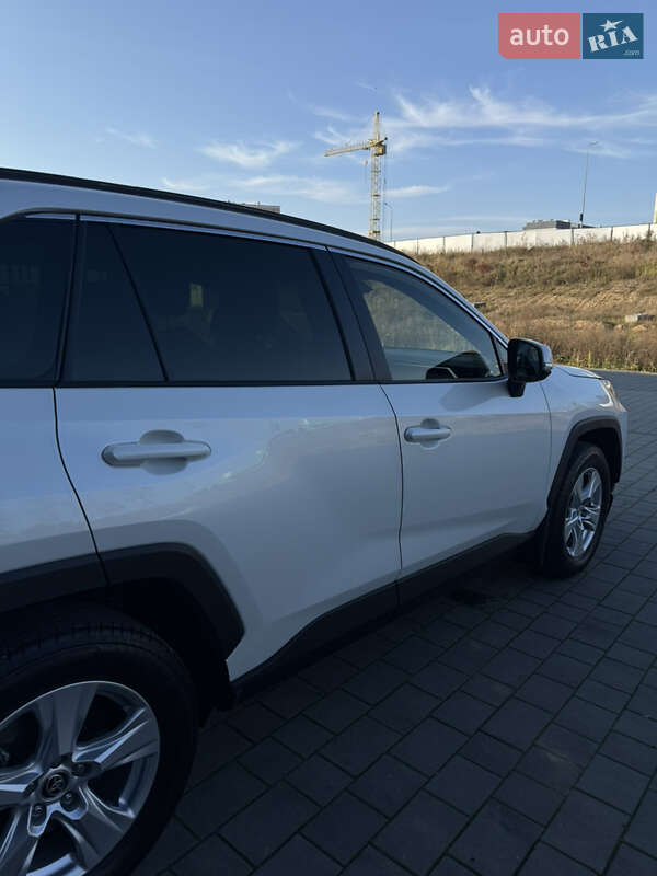 Внедорожник / Кроссовер Toyota RAV4 2021 в Хмельницком