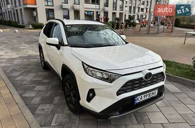 Внедорожник / Кроссовер Toyota RAV4 2023 в 