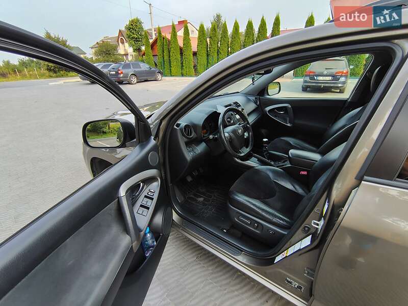 Позашляховик / Кросовер Toyota RAV4 2010 в Львові