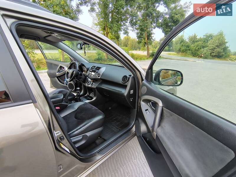 Позашляховик / Кросовер Toyota RAV4 2010 в Львові