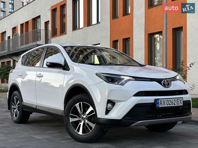 Внедорожник / Кроссовер Toyota RAV4 2017 в Киеве