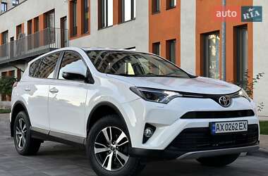 Внедорожник / Кроссовер Toyota RAV4 2017 в 