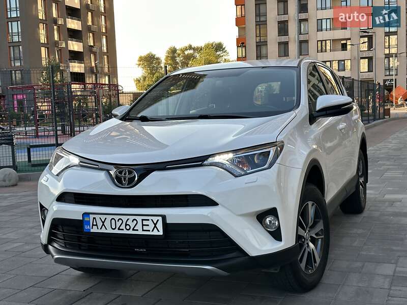 Внедорожник / Кроссовер Toyota RAV4 2017 в Киеве