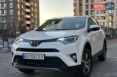 Внедорожник / Кроссовер Toyota RAV4 2017 в 