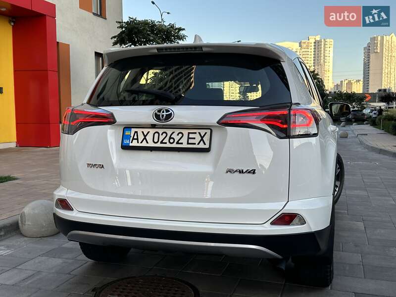 Внедорожник / Кроссовер Toyota RAV4 2017 в Киеве