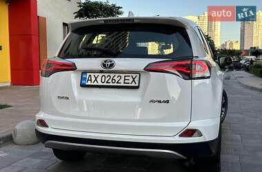 Внедорожник / Кроссовер Toyota RAV4 2017 в 