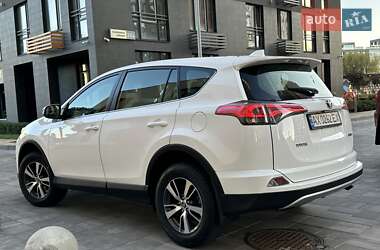 Внедорожник / Кроссовер Toyota RAV4 2017 в 