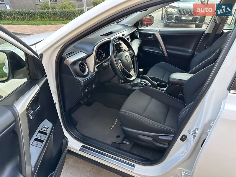 Внедорожник / Кроссовер Toyota RAV4 2017 в Киеве
