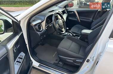 Внедорожник / Кроссовер Toyota RAV4 2017 в 