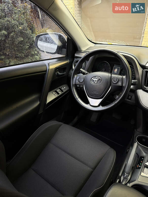 Позашляховик / Кросовер Toyota RAV4 2016 в Харкові