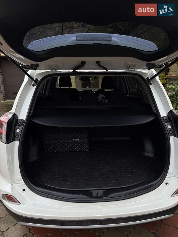 Позашляховик / Кросовер Toyota RAV4 2016 в Харкові