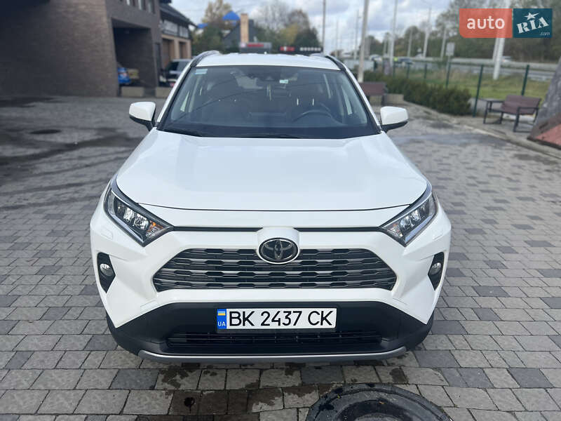 Внедорожник / Кроссовер Toyota RAV4 2019 в Ровно