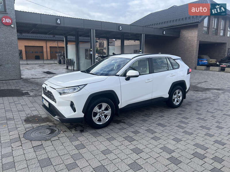 Внедорожник / Кроссовер Toyota RAV4 2019 в Ровно