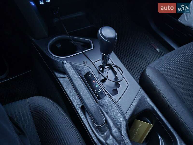 Позашляховик / Кросовер Toyota RAV4 2016 в Дніпрі