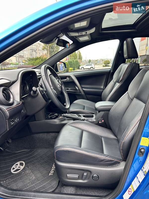 Позашляховик / Кросовер Toyota RAV4 2017 в Харкові