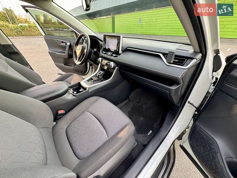 Внедорожник / Кроссовер Toyota RAV4 2019 в Киеве фото 42 Внедорожник / Кроссовер Toyota RAV4 2019 в Киеве