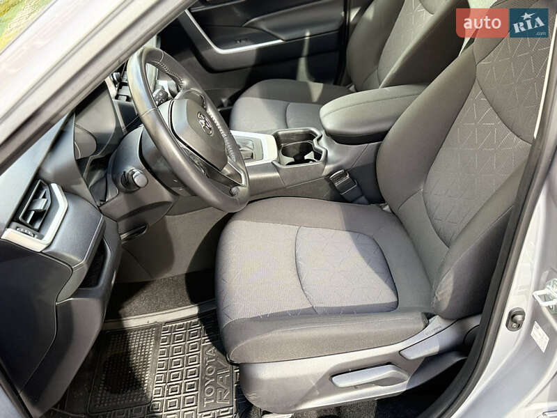 Внедорожник / Кроссовер Toyota RAV4 2019 в Киеве