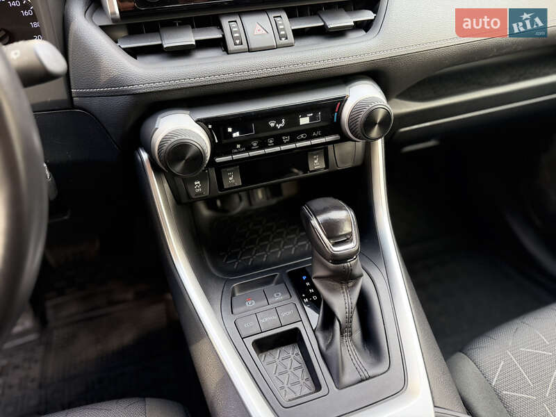 Внедорожник / Кроссовер Toyota RAV4 2019 в Киеве