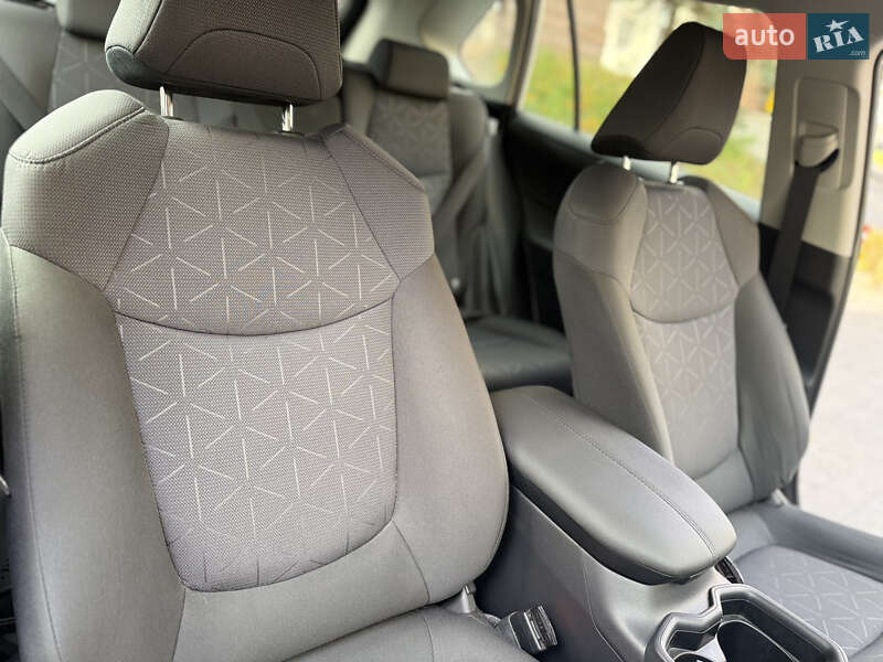 Внедорожник / Кроссовер Toyota RAV4 2019 в Киеве