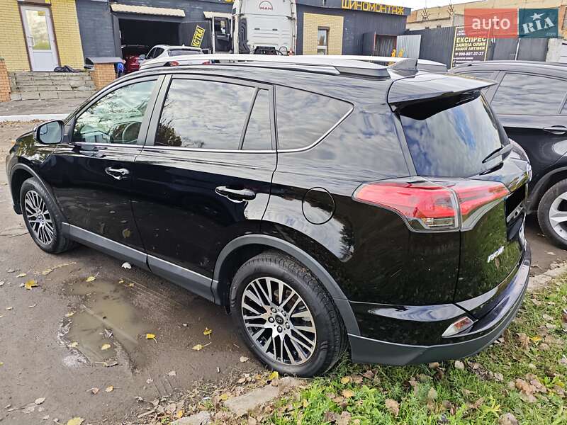 Позашляховик / Кросовер Toyota RAV4 2017 в Кременчуці