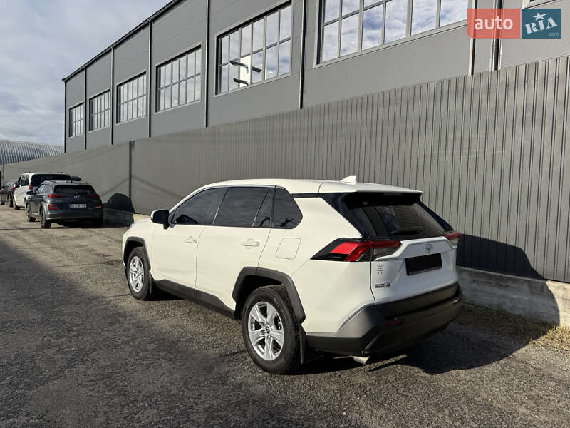 Внедорожник / Кроссовер Toyota RAV4 2021 в Киеве