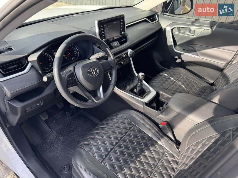 Внедорожник / Кроссовер Toyota RAV4 2021 в Киеве