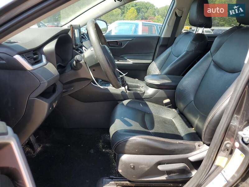 Внедорожник / Кроссовер Toyota RAV4 2020 в Киеве