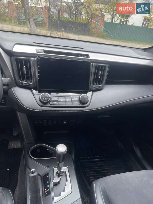 Внедорожник / Кроссовер Toyota RAV4 2017 в Новой Водолаге