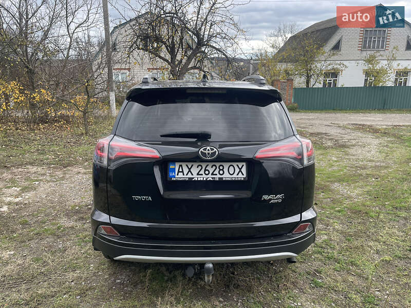 Внедорожник / Кроссовер Toyota RAV4 2017 в Новой Водолаге