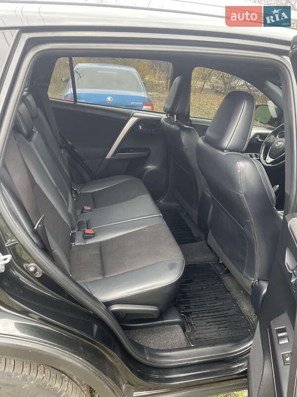 Внедорожник / Кроссовер Toyota RAV4 2017 в Новой Водолаге