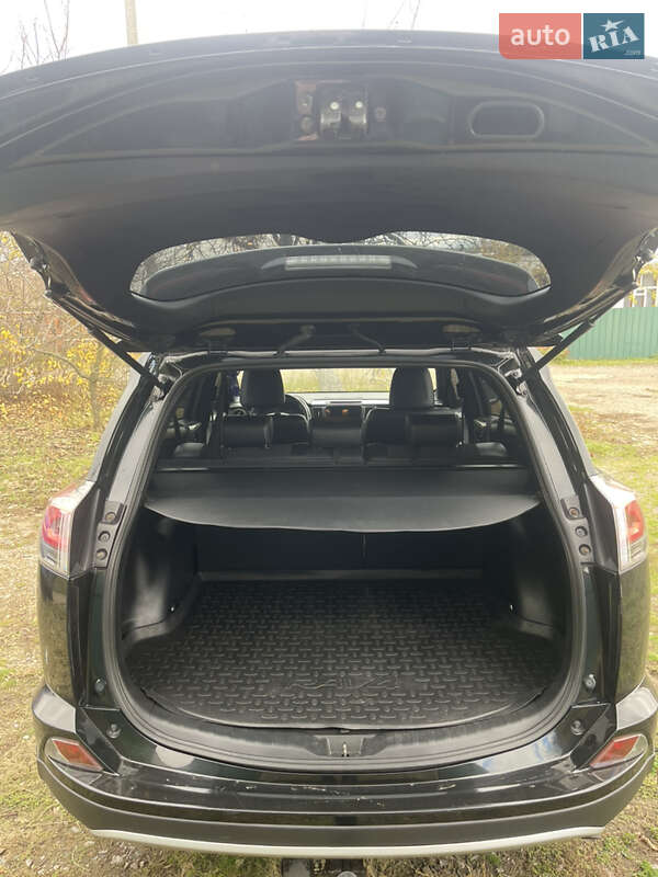 Внедорожник / Кроссовер Toyota RAV4 2017 в Новой Водолаге