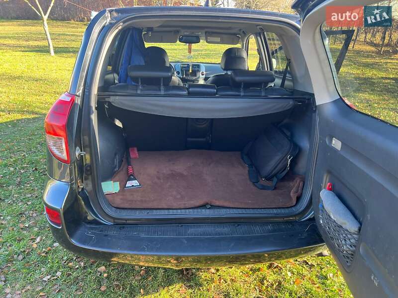 Позашляховик / Кросовер Toyota RAV4 2006 в Новояворівську