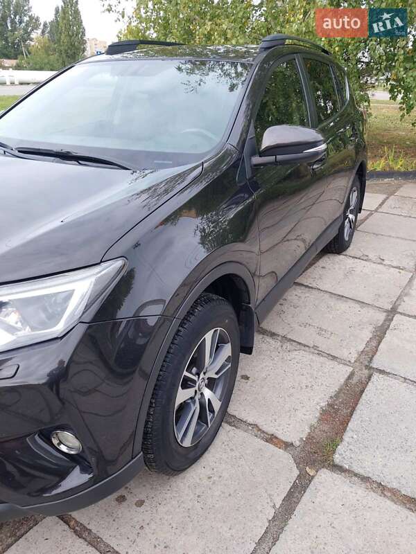 Внедорожник / Кроссовер Toyota RAV4 2016 в Ровно