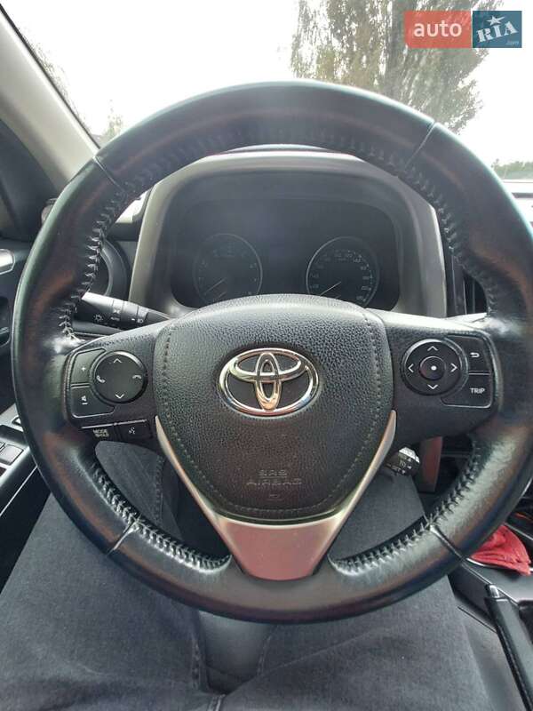 Внедорожник / Кроссовер Toyota RAV4 2016 в Ровно