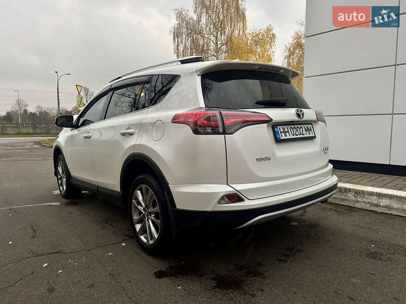 Внедорожник / Кроссовер Toyota RAV4 2015 в Киеве
