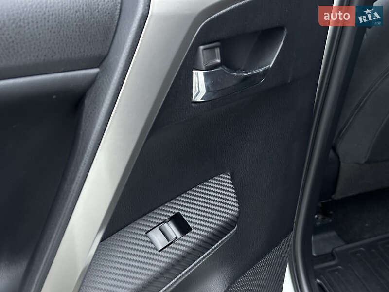 Позашляховик / Кросовер Toyota RAV4 2015 в Одесі