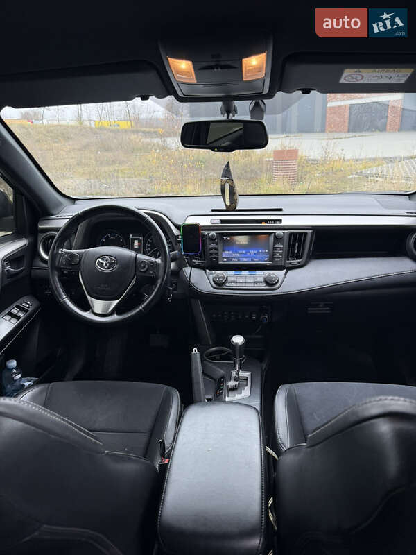 Внедорожник / Кроссовер Toyota RAV4 2017 в Хмельницком