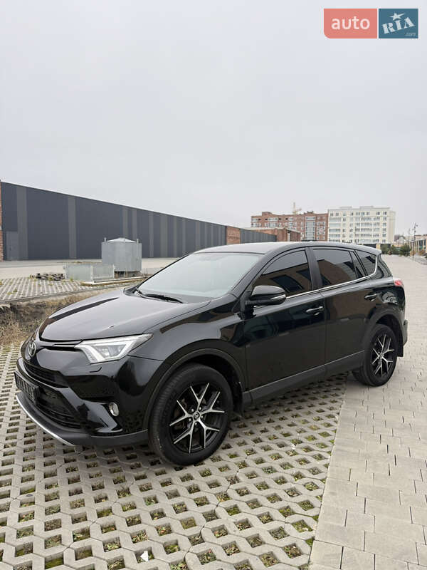 Внедорожник / Кроссовер Toyota RAV4 2017 в Хмельницком