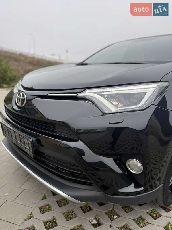 Внедорожник / Кроссовер Toyota RAV4 2017 в Хмельницком
