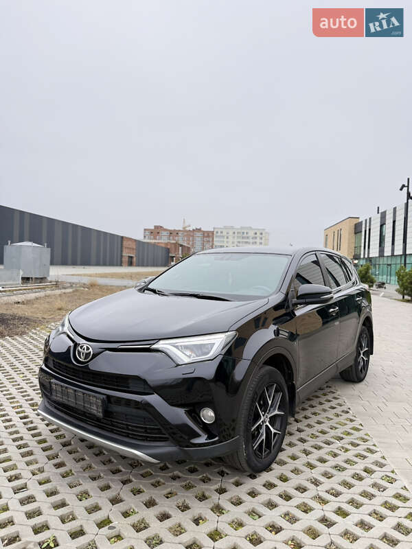 Внедорожник / Кроссовер Toyota RAV4 2017 в Хмельницком