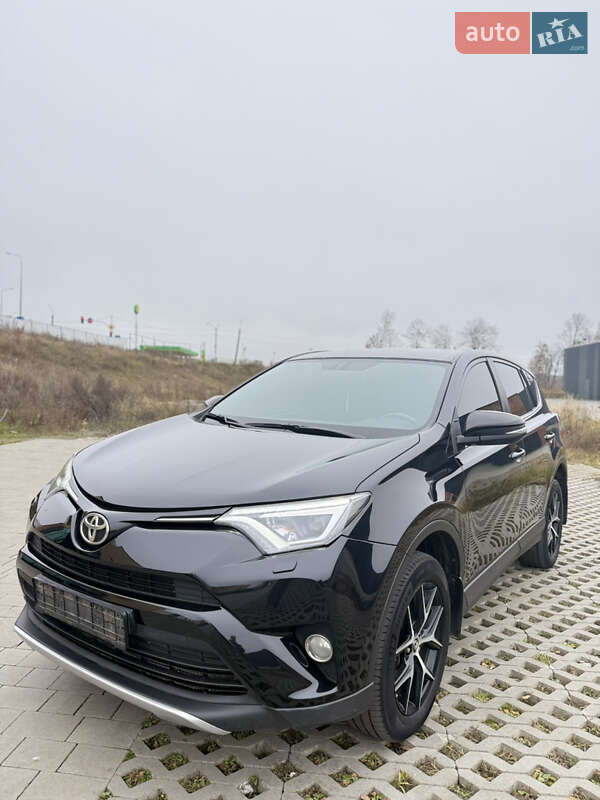 Внедорожник / Кроссовер Toyota RAV4 2017 в Хмельницком