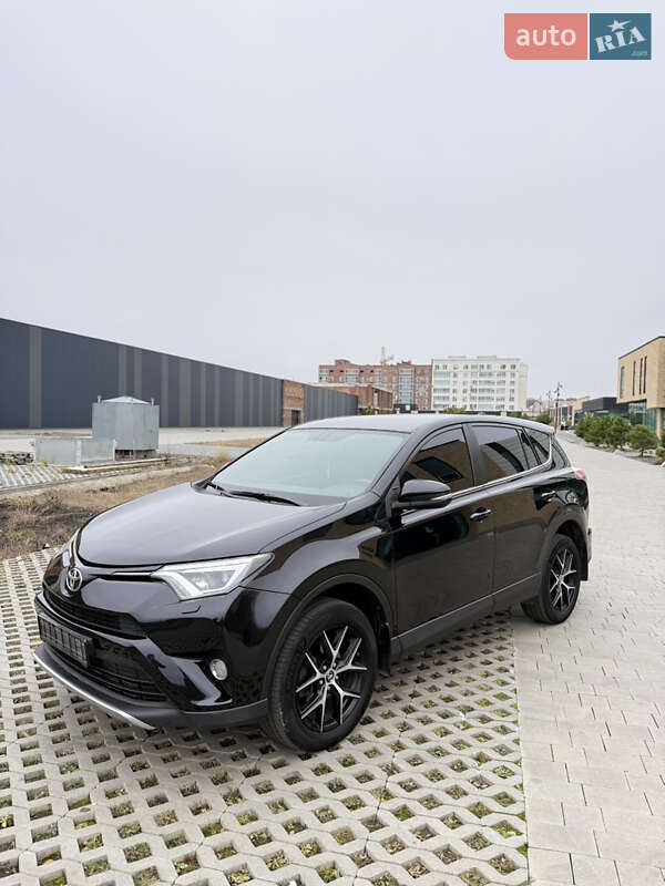 Внедорожник / Кроссовер Toyota RAV4 2017 в Хмельницком