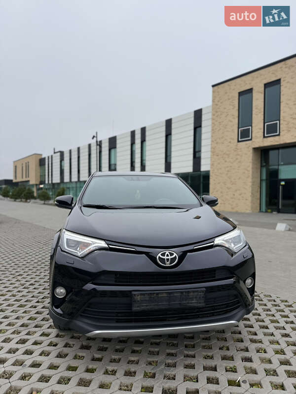 Внедорожник / Кроссовер Toyota RAV4 2017 в Хмельницком