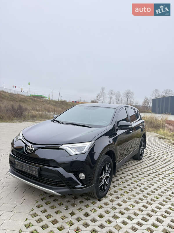 Внедорожник / Кроссовер Toyota RAV4 2017 в Хмельницком