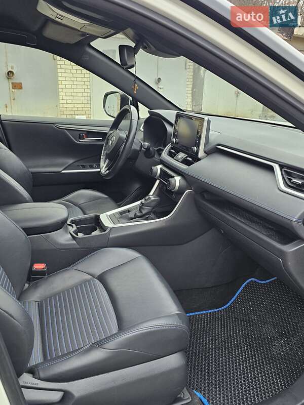 Внедорожник / Кроссовер Toyota RAV4 2019 в Киеве