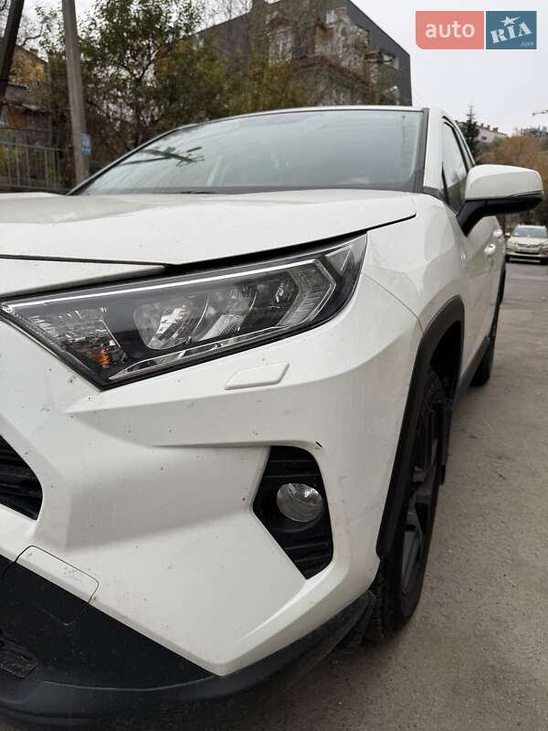 Позашляховик / Кросовер Toyota RAV4 2020 в Львові