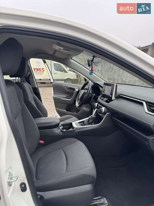 Позашляховик / Кросовер Toyota RAV4 2020 в Львові